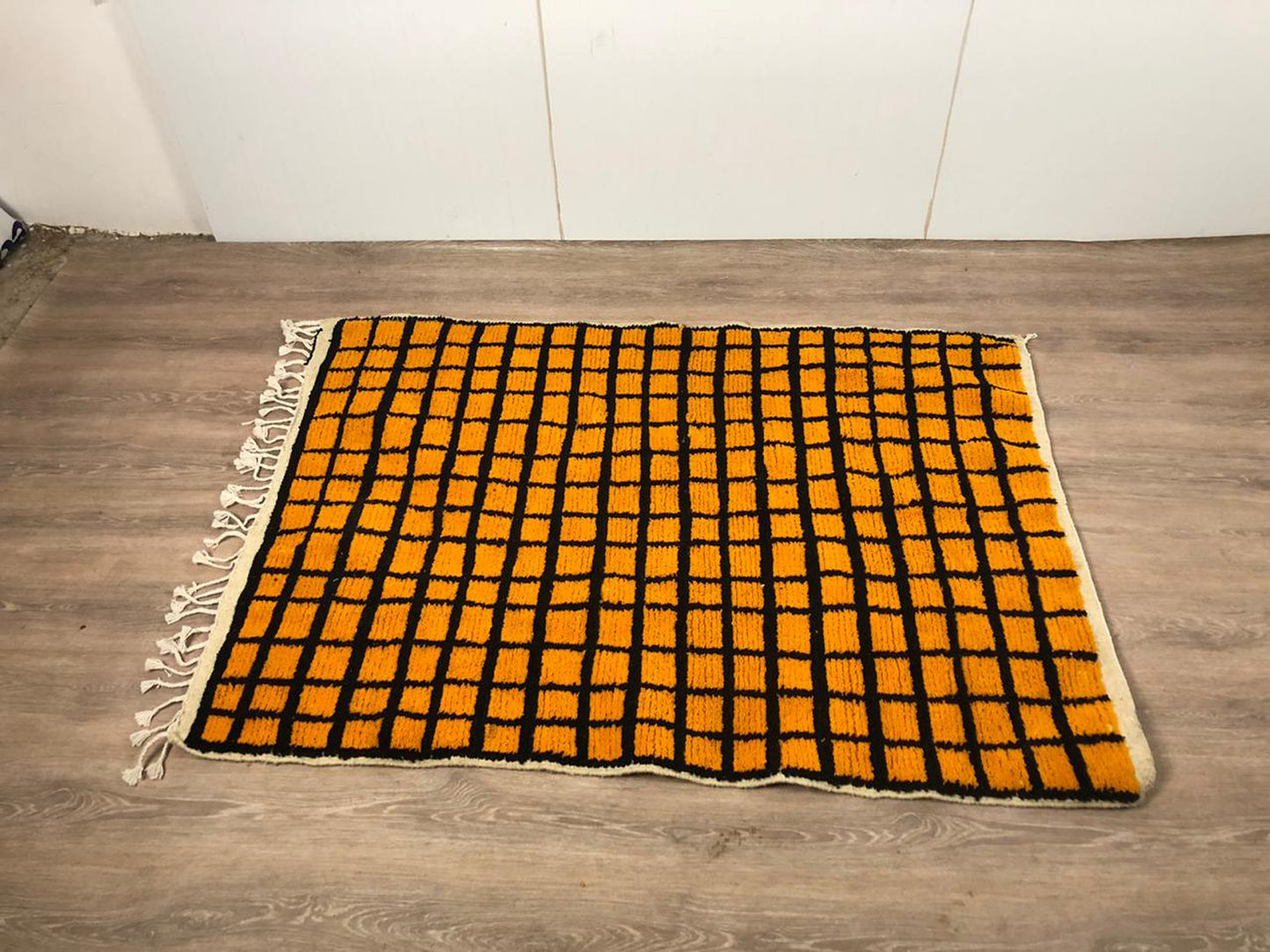 Tapis à carreaux noir et orange, tapis marocain berbère en laine douce à carreaux