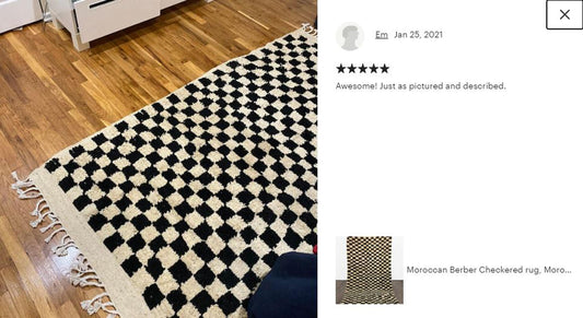 Grand tapis berbère marocain en laine à carreaux noir et blanc, exotique et accrocheur.