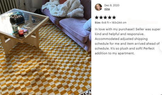 Tapis marocain à carreaux orange.