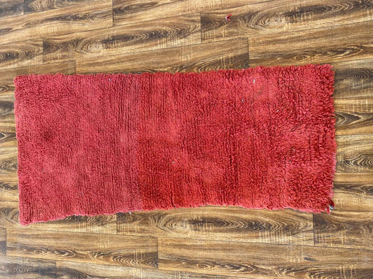 Tapis berbère tissé rouge vintage marocain de 2 x 6 pieds.