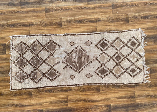 Tapis marocain blanc 3x6 et marron diamant. Tapis vintage en laine usé.