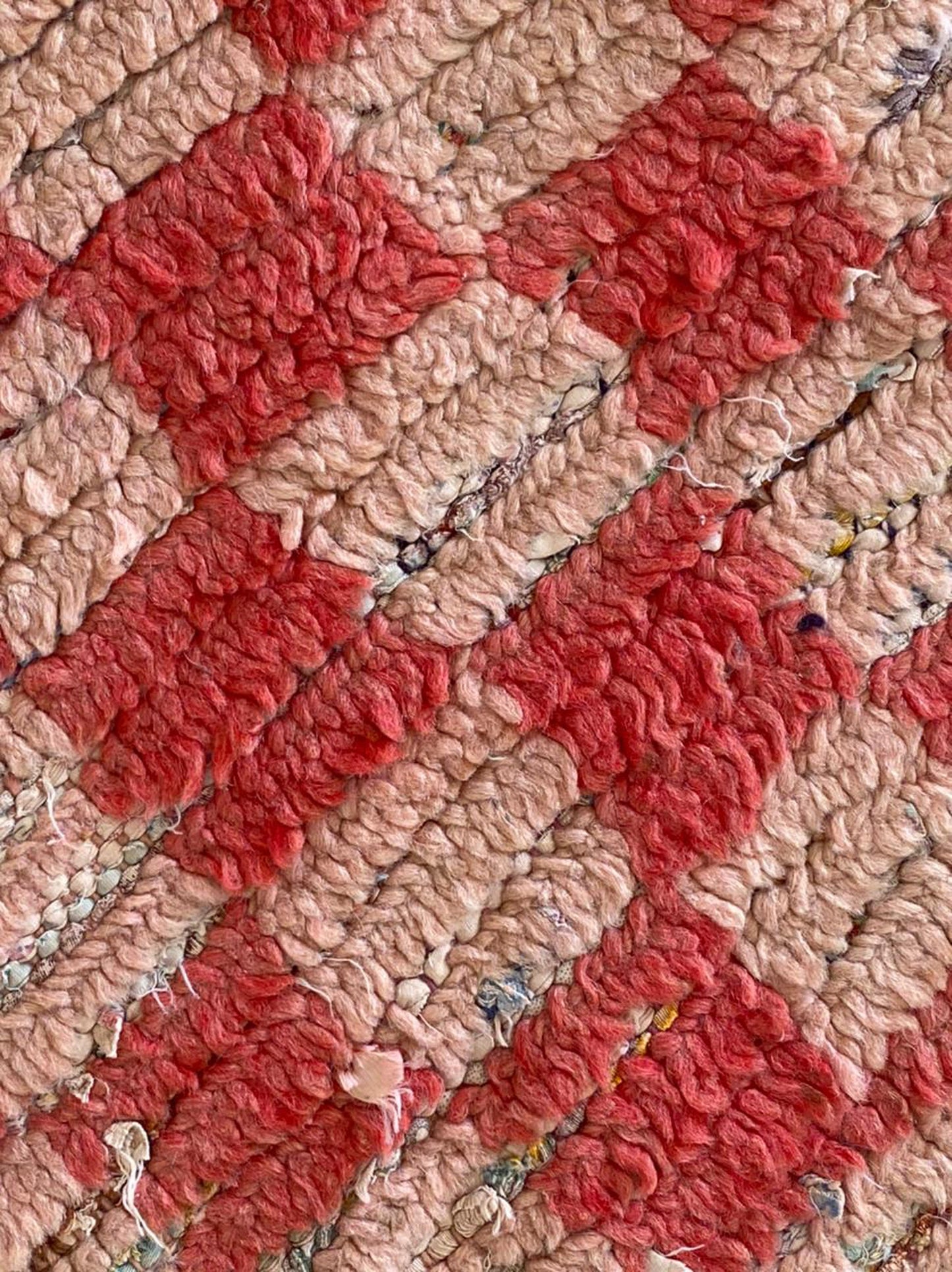 Tapis de couloir étroit à carreaux décolorés 2x11, tapis de couloir berbère marocain usé.