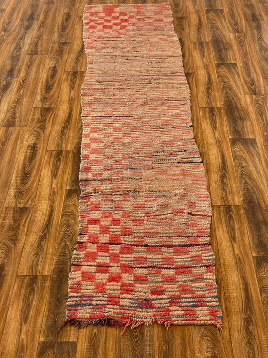 Tapis de couloir étroit à carreaux décolorés 2x11, tapis de couloir berbère marocain usé.