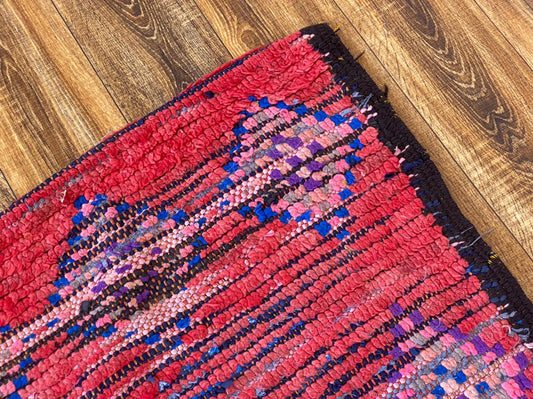 Petit tapis tissé marocain de 2 x 5 pieds.