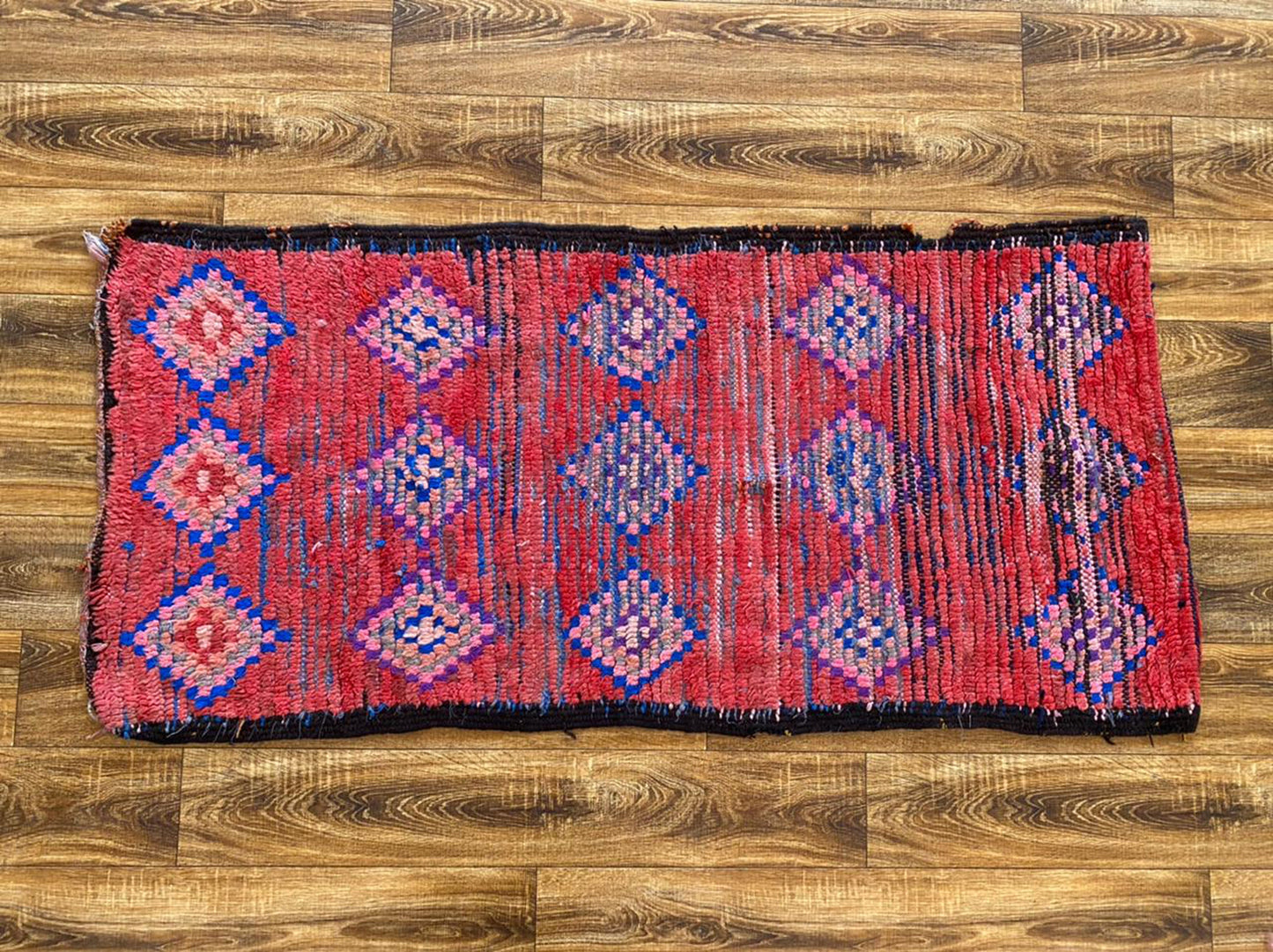 Petit tapis tissé marocain de 2 x 5 pieds.
