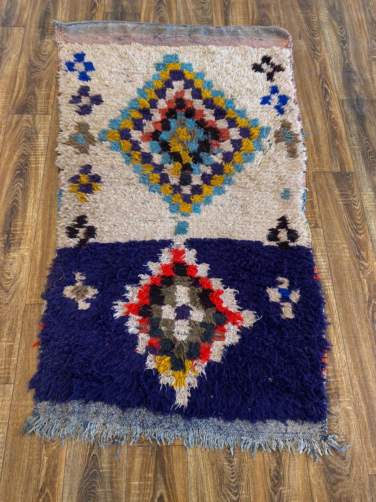 Tapis berbère vintage marocain unique de petite taille 3x5 pieds.