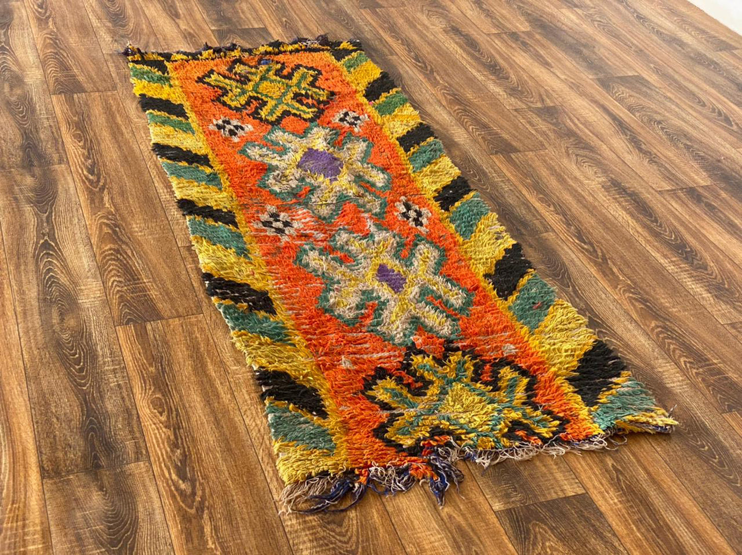 Petit tapis marocain coloré 2x6 pieds.