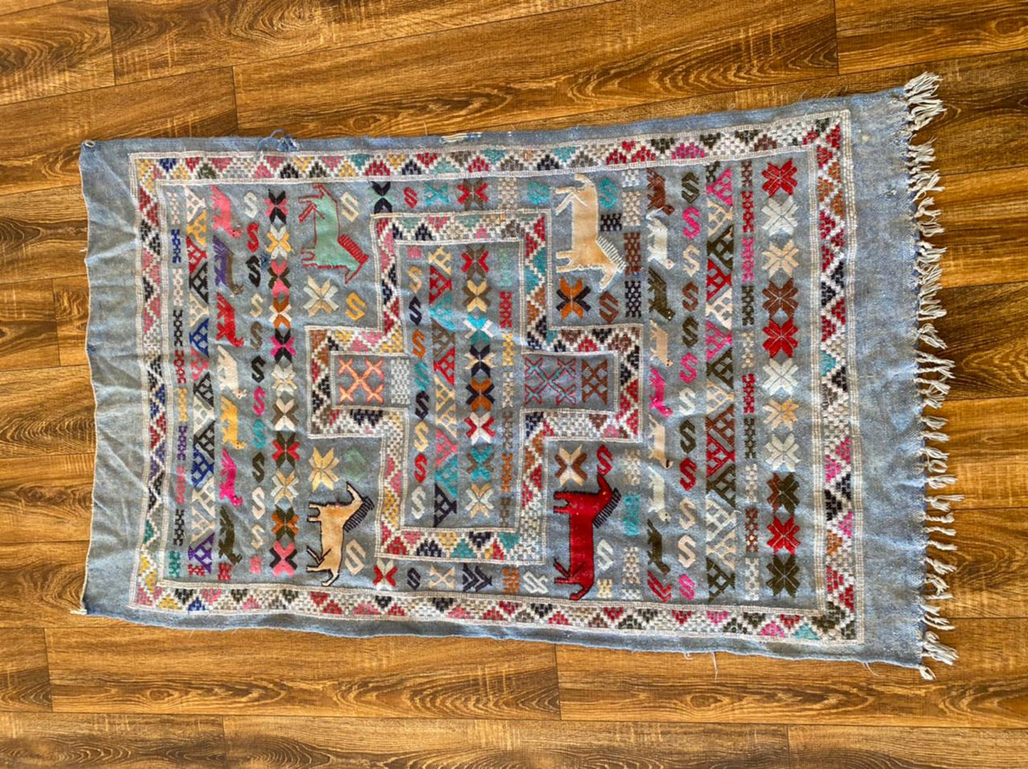 Tapis kilim marocain coloré de petite taille 3x5 pieds.