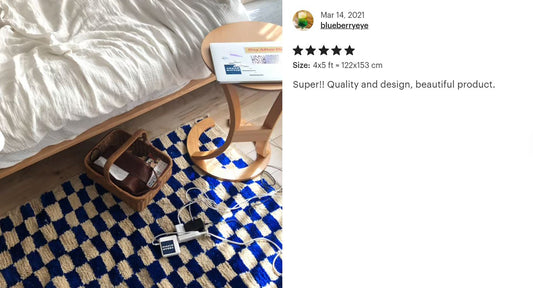 Tapis berbère marocain fait main en laine à carreaux bleus et blancs.