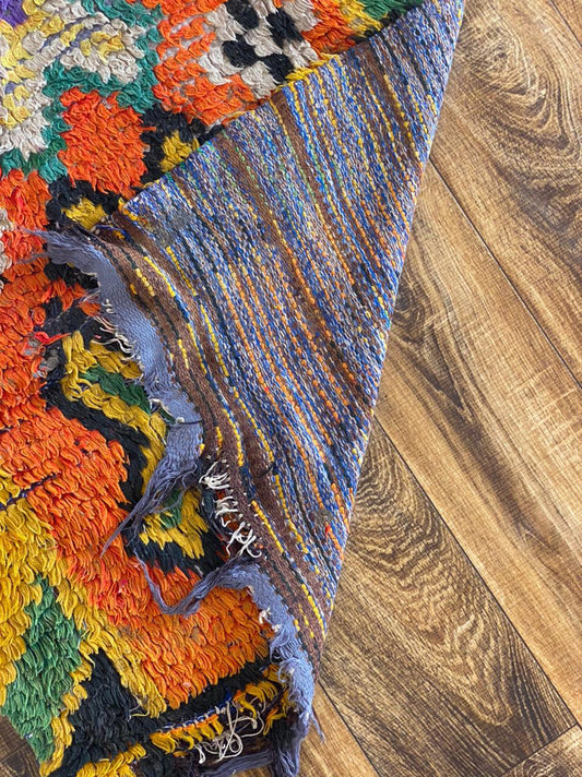 Petit tapis marocain coloré 2x6 pieds.