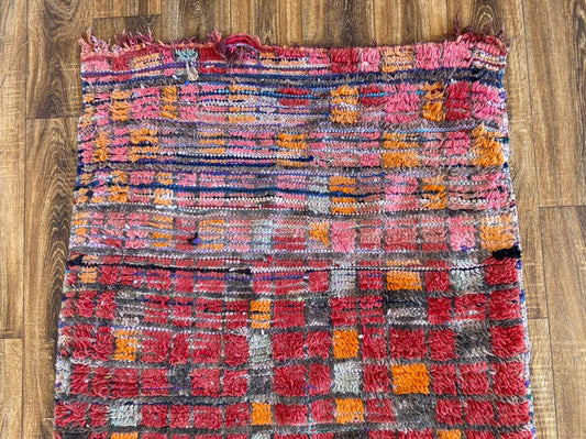 Tapis tissé marocain vintage usé de 3 x 6 pieds.