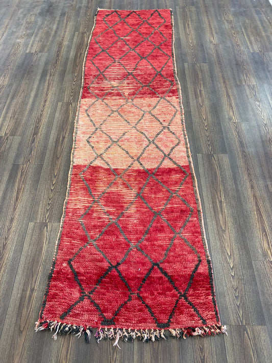 Tapis berbère vintage rouge 3x10 pieds, tapis en laine tissée marocaine.
