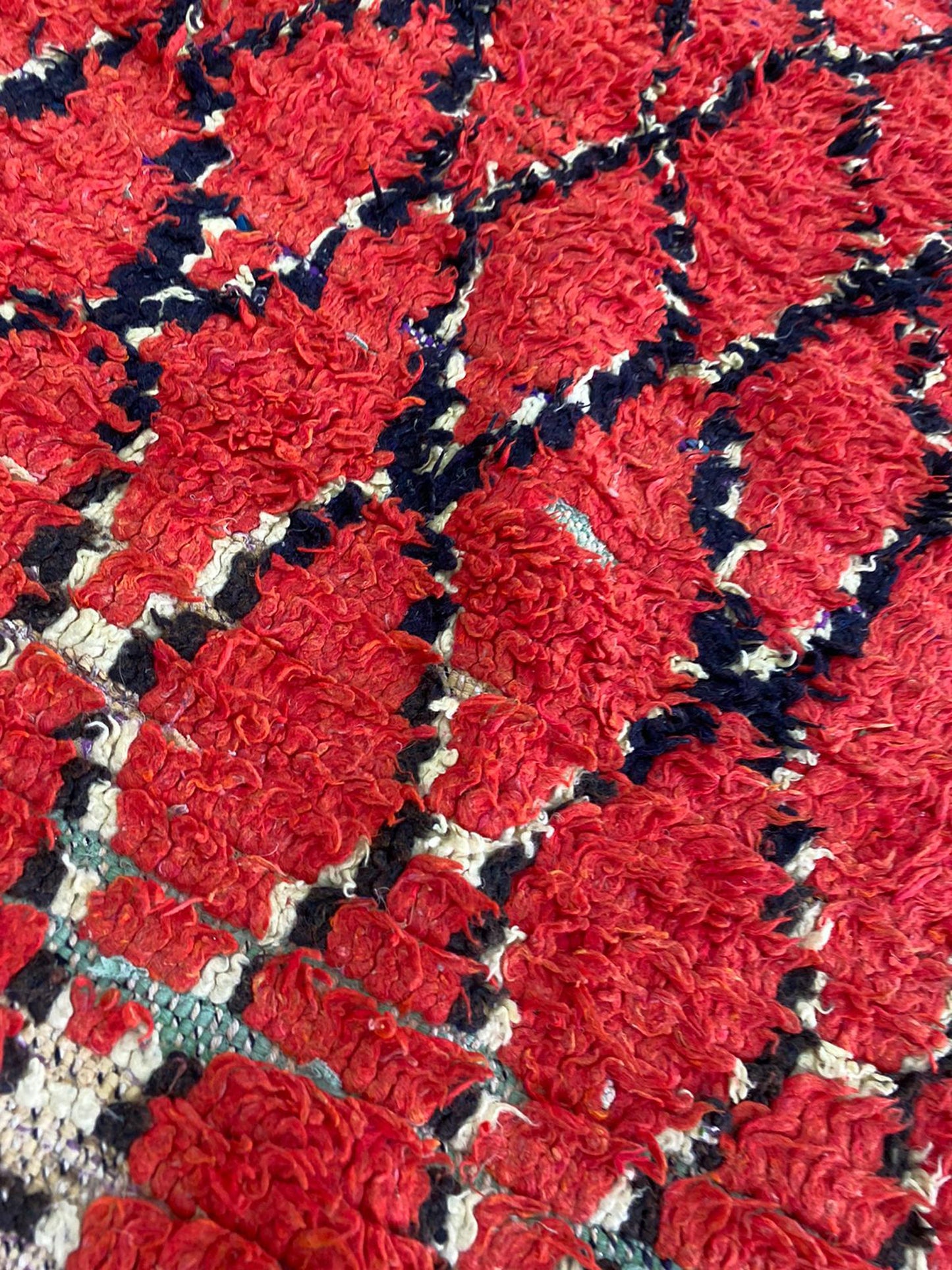 Tapis marocain vintage à losanges de 3 pieds sur 8 pieds, tapis de couloir étroit vintage.