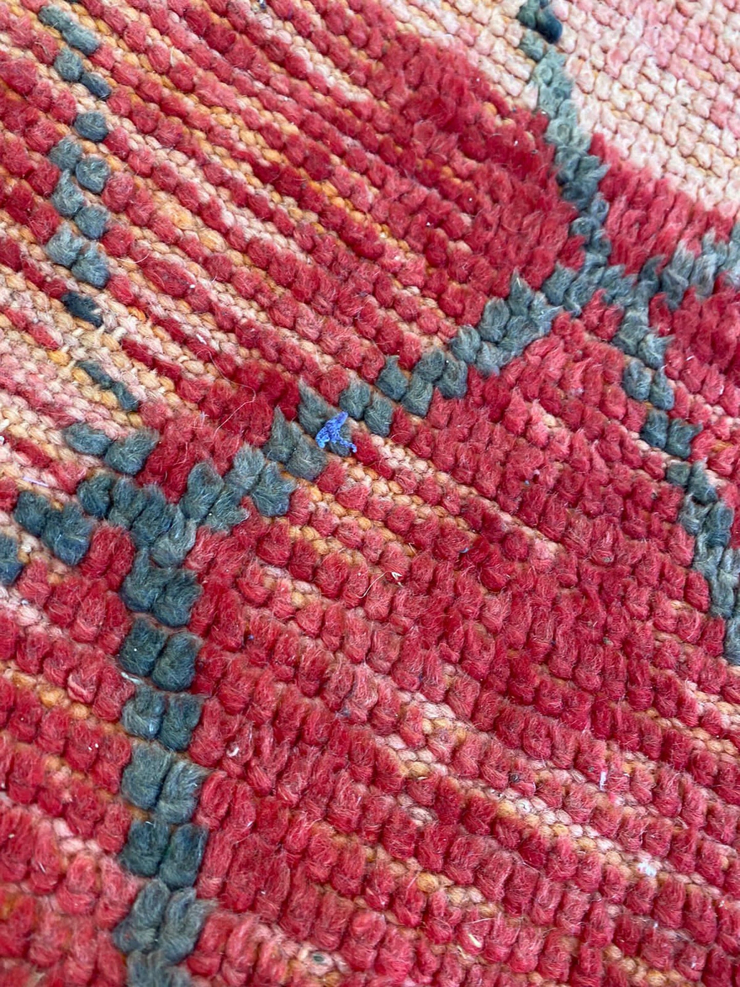 Tapis berbère vintage rouge 3x10 pieds, tapis en laine tissée marocaine.