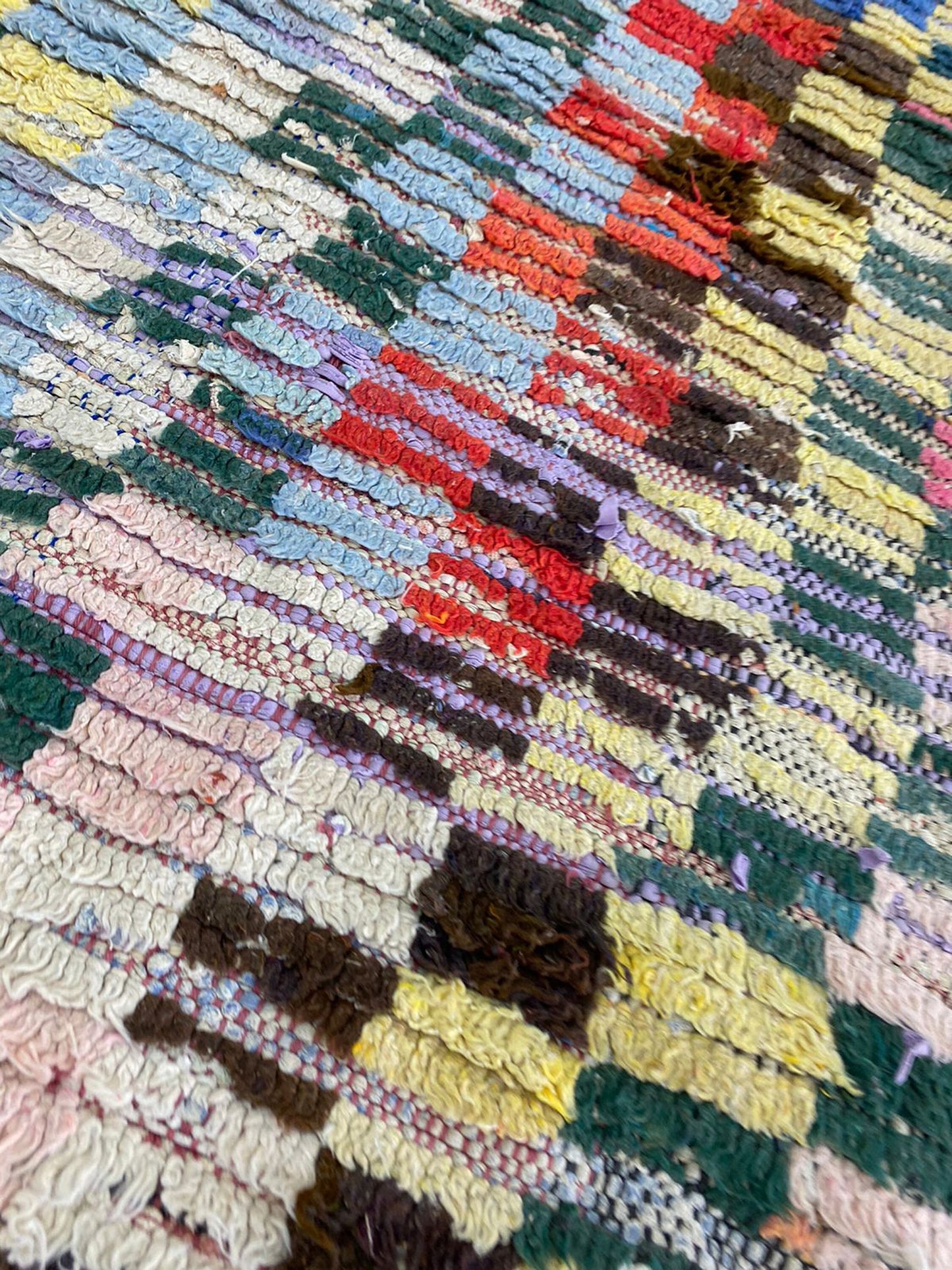 Tapis à carreaux berbère vintage de 3 pieds sur 8 pieds, tapis berbère étroit.