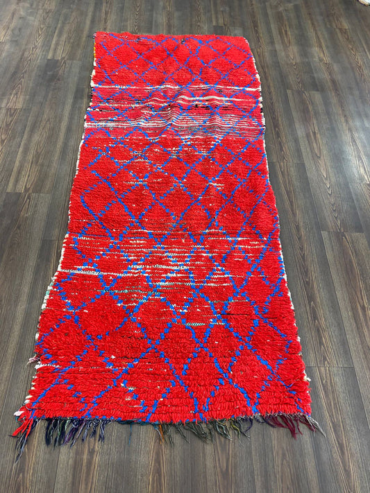 Tapis tribal berbère à losanges 3 x 7 pieds, tapis de couloir vintage marocain rouge et bleu.