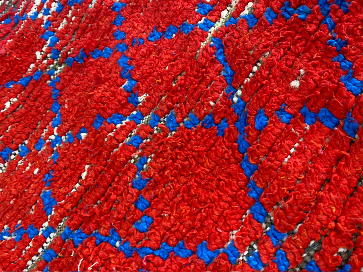 Tapis tribal berbère à losanges 3 x 7 pieds, tapis de couloir vintage marocain rouge et bleu.