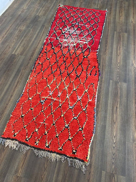 Tapis marocain vintage à losanges de 3 pieds sur 8 pieds, tapis de couloir étroit vintage.