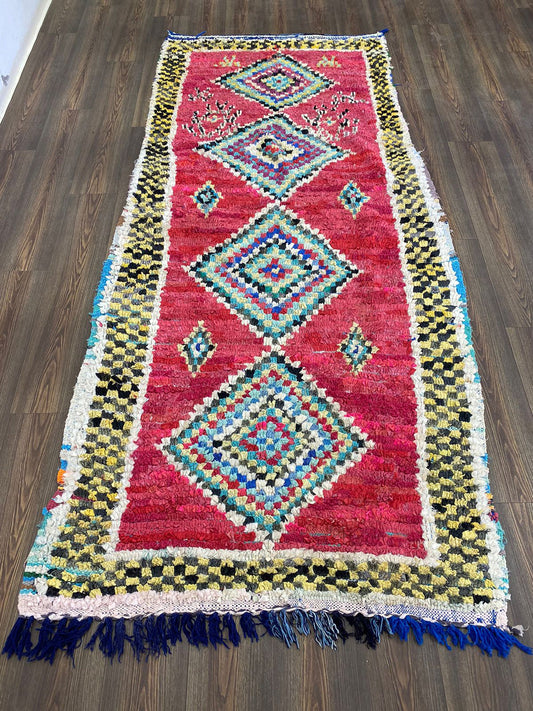 Tapis marocain coloré Boucherouite de 4 pieds sur 9 pieds.