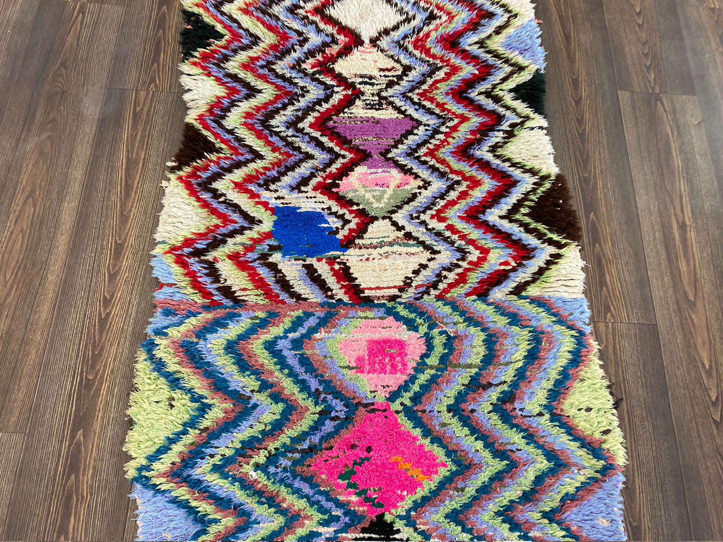 Tapis de couloir tribal vintage à chevrons de 3 pieds sur 6 pieds, tapis étroit berbère marocain.
