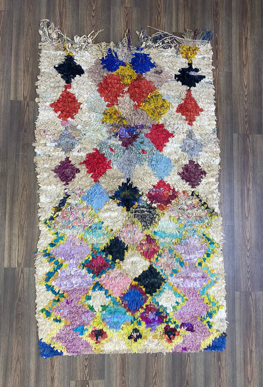 Tapis Boucherouite vintage 3x6 tissé à la main en forme de losanges colorés de style berbère marocain.