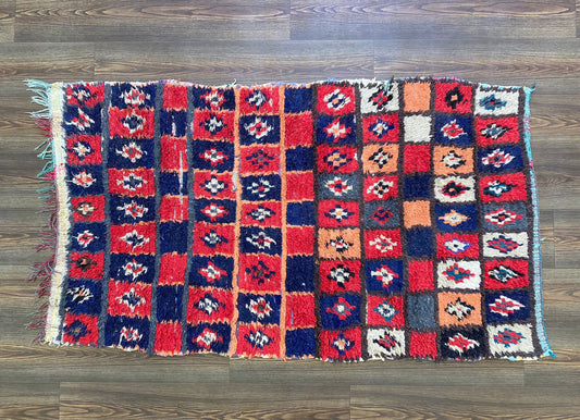 Petit tapis marocain vintage 3x6, tapis berbère tissé en grille colorée.