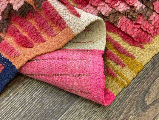 Tapis berbère tissé à la main, vintage, rouge délavé, 4x7 pieds - Tapis marocains usés.