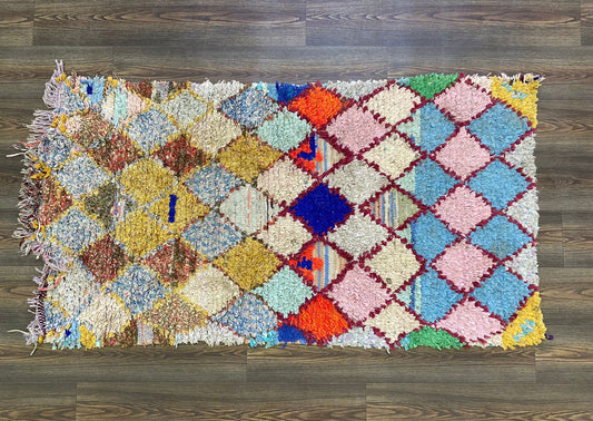 Tapis de couloir marocain vintage Boucherouite 3 par 6, tapis berbère tissé à la main unique de couleur diamant.