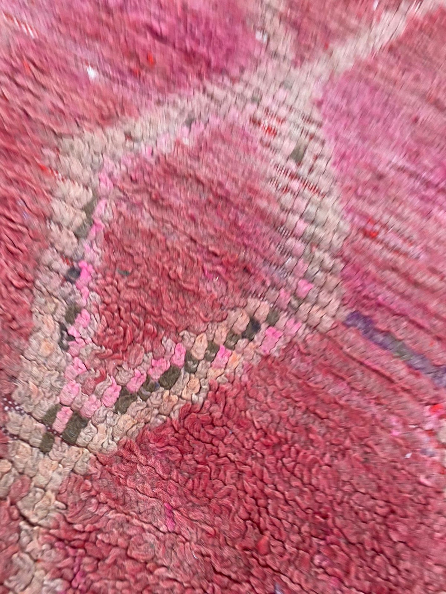 Tapis de couloir vintage délavé rouge et violet, 3x8 pieds, vieux tapis shag berbère marocain.