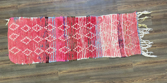 Tapis marocain vintage 2x6 à motif de diamants décolorés rouges, tapis berbère en laine tissé à la main.
