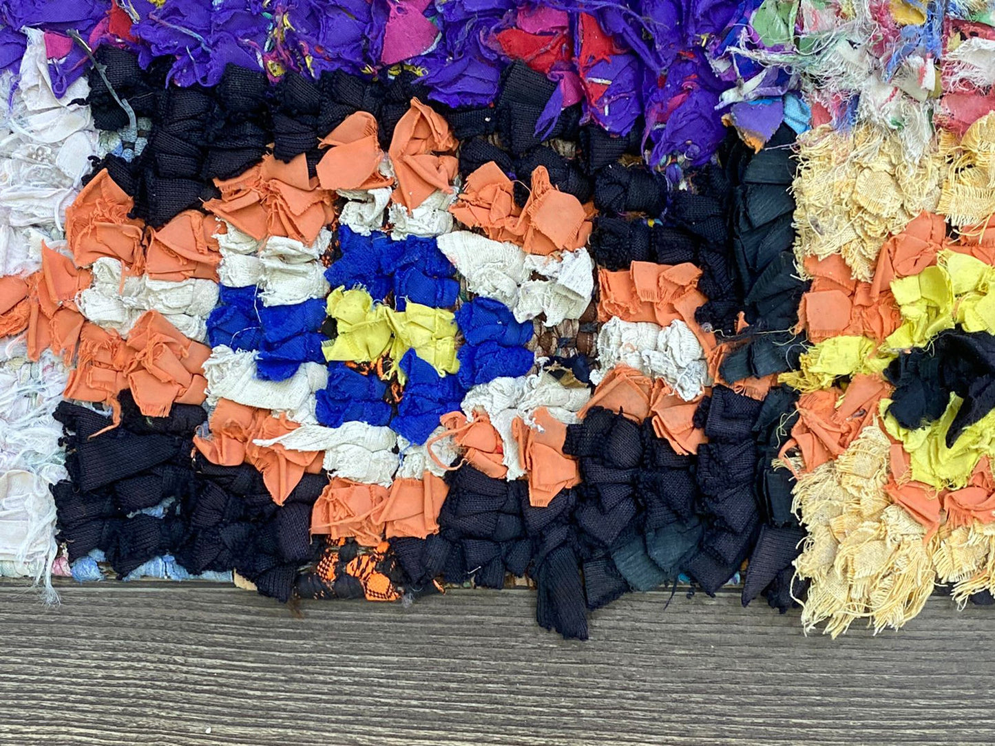 Tapis de couloir étroit Boucherouite 2x7, tapis de couloir berbère marocain vintage.