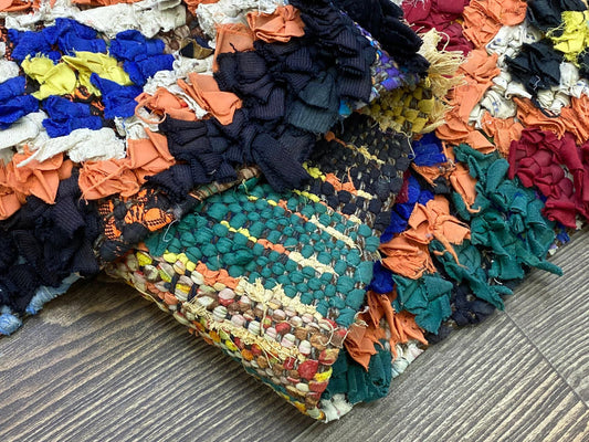 Tapis de couloir étroit Boucherouite 2x7, tapis de couloir berbère marocain vintage.