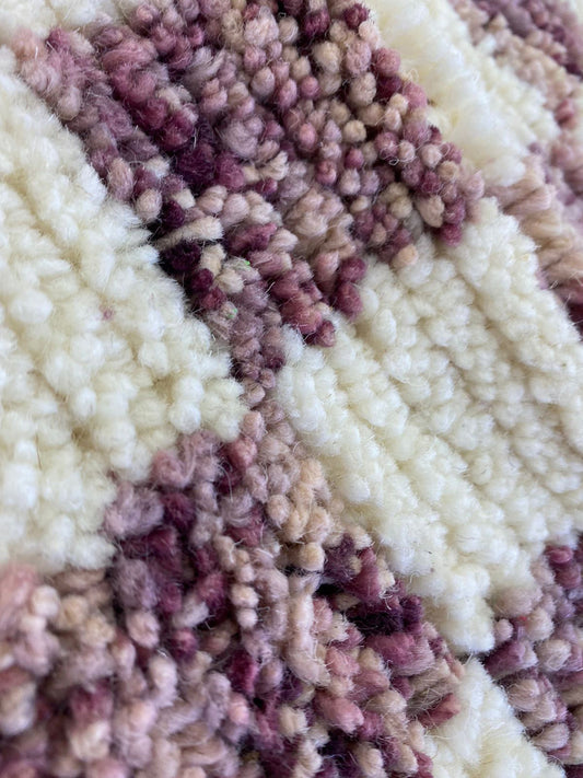 Tapis à carreaux violet.