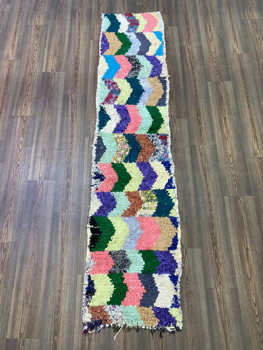 Tapis Boucherouite étroit Chevron Runner, 2x9, tapis berbères marocains colorés et uniques.