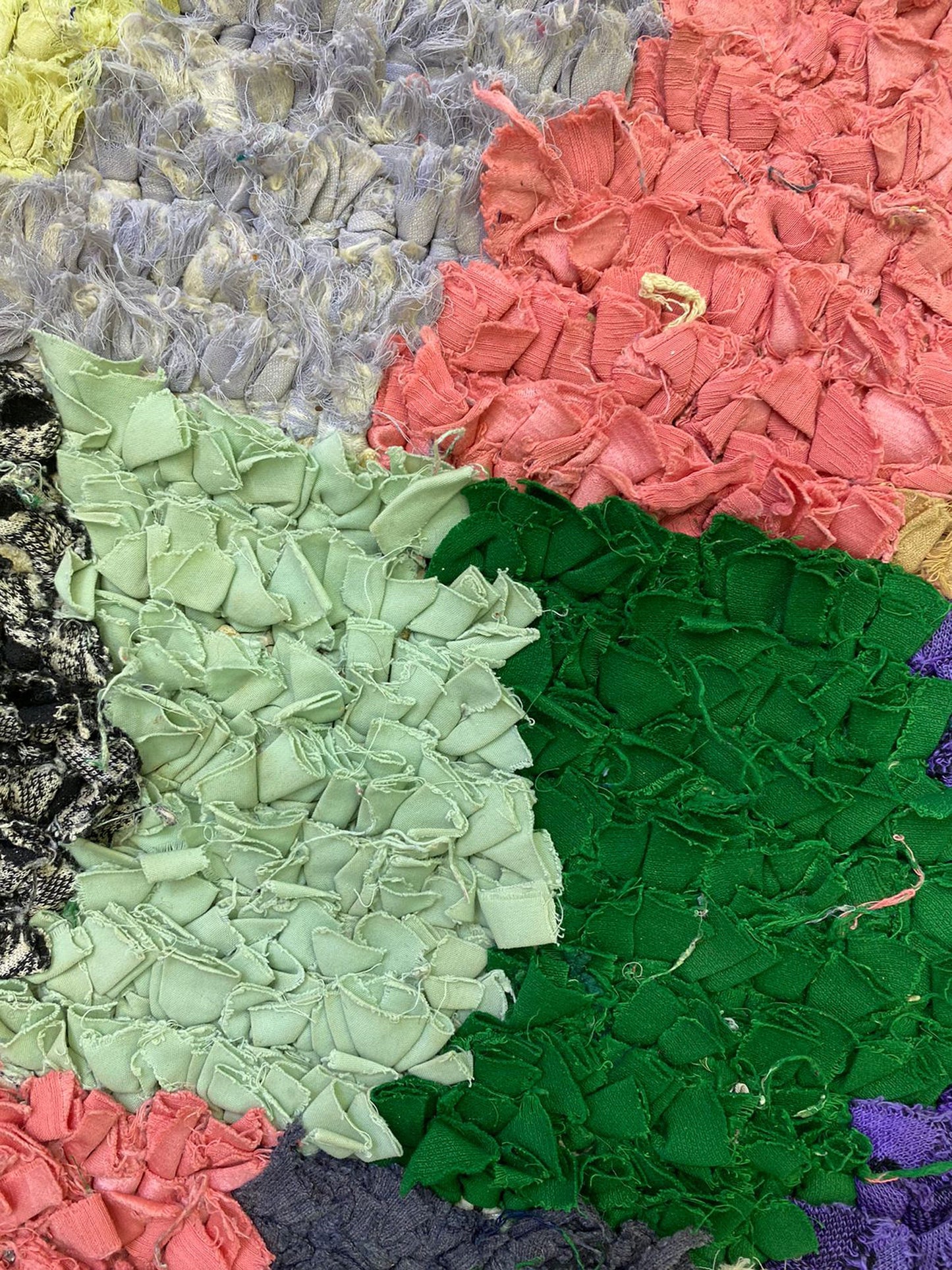 Tapis Boucherouite étroit Chevron Runner, 2x9, tapis berbères marocains colorés et uniques.