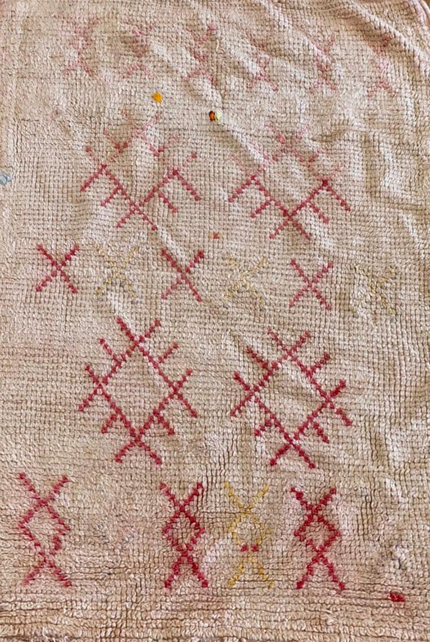 Tapis de couloir étroit abstrait blanc et rouge 3x4. Tapis tissé plat marocain vintage.