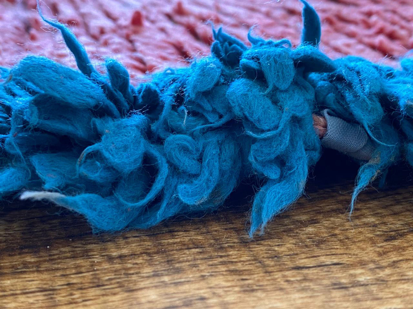 Tapis de couloir berbère marocain vintage, 3x8, tapis étroit tissé rouge et bleu.