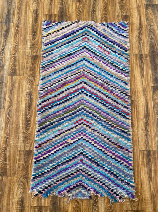 Tapis de couloir berbère marocain vintage à carreaux Chevron 3x6 coloré.