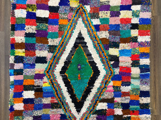 Tapis Boucherouite à carreaux vintage coloré de 4 x 7 pieds.