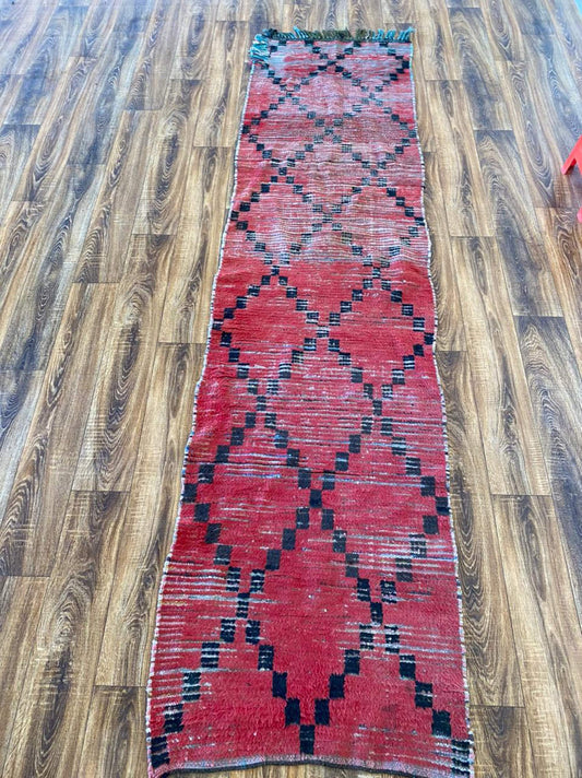Tapis rouge 2x10 et tapis vintage long et étroit à motif de diamants noirs. Tapis berbères marocains.