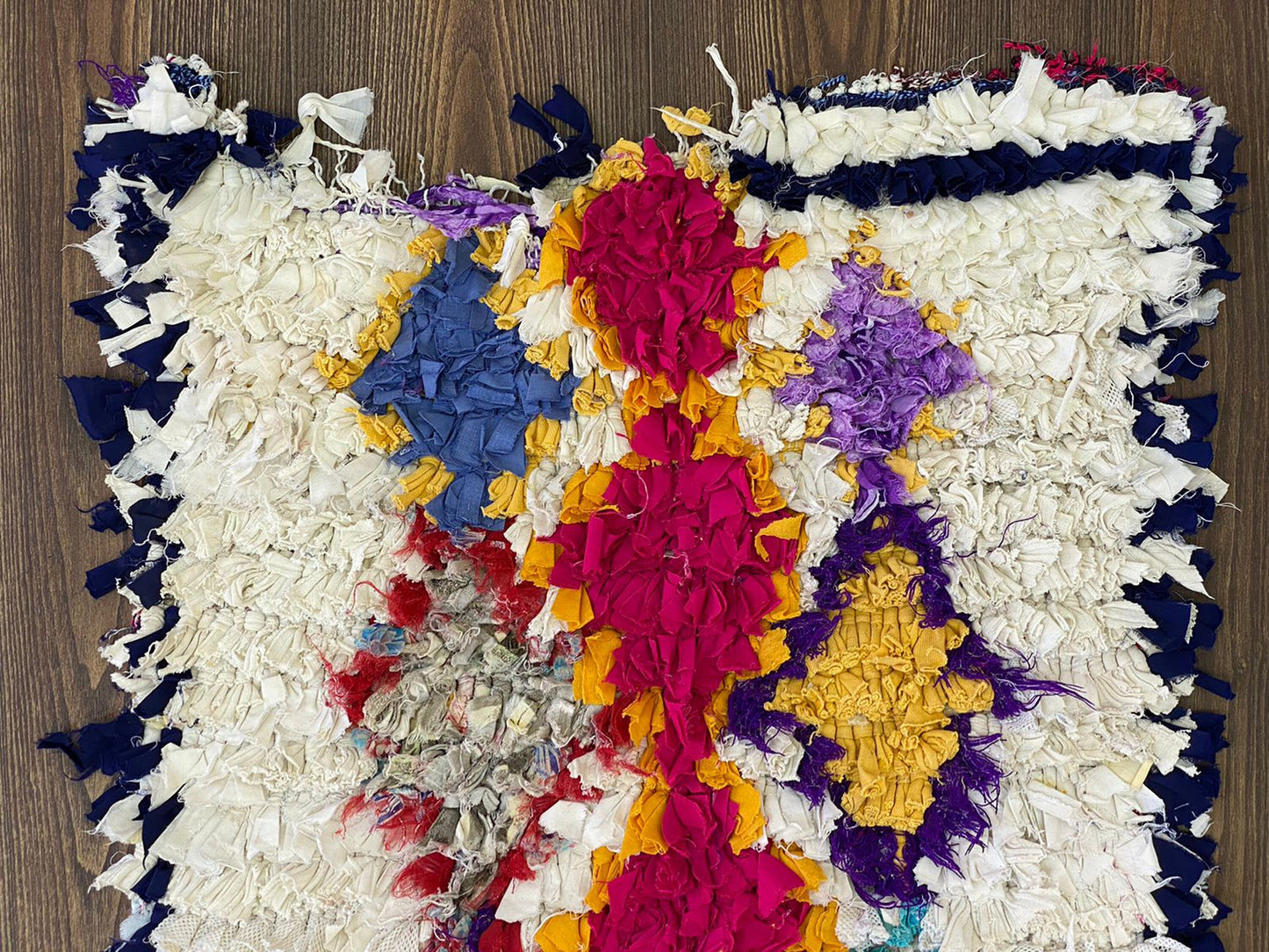 Tapis de couloir étroit en forme de losange Boucherouite de 11 x 2 pieds de long.