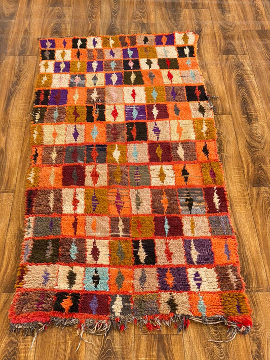 Tapis berbère marocain vintage tissé à la main 3x6. Tapis à grille orange et carrés colorés.