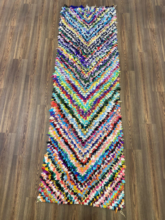 Tapis Boucherouite Vintage coloré à couloir étroit, tapis à chevrons à carreaux marocains 3x9.