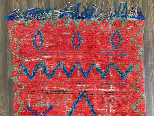 Tapis marocain vintage rouge 4x9 pieds.