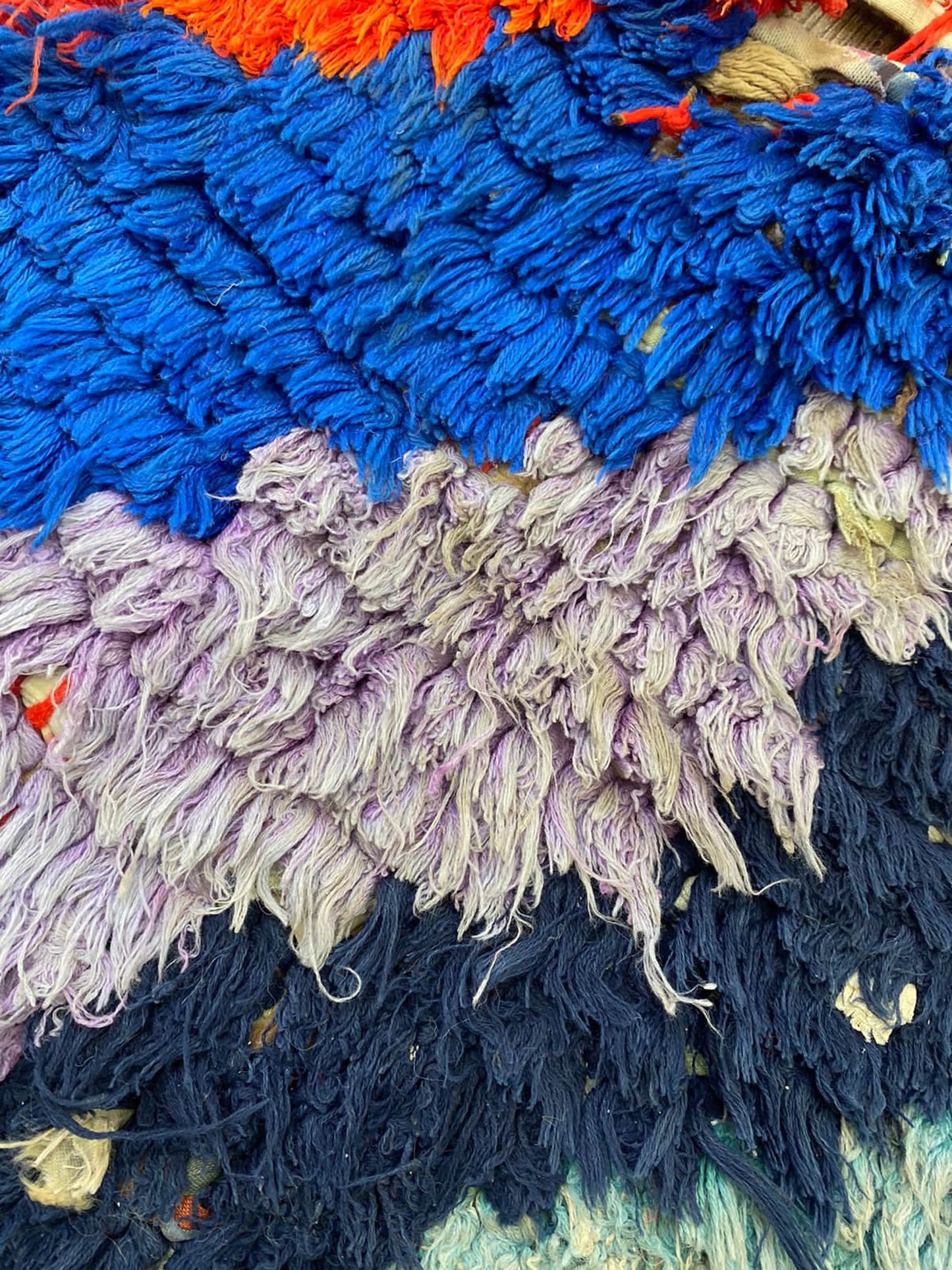 Tapis à chevrons étroit 2x10, tapis berbères marocains colorés anciens.