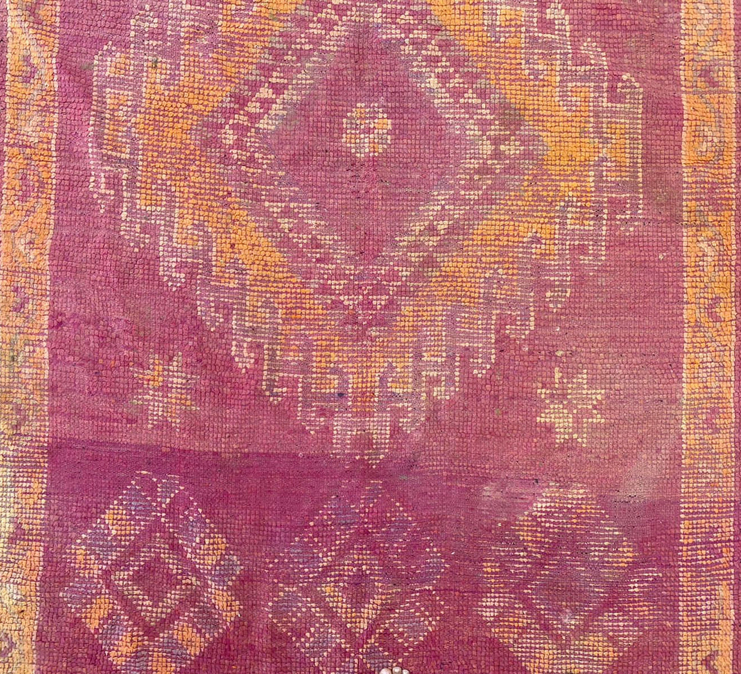 Tapis vintage extra large 5x10 violet et jaune délavé, tapis tribal berbère marocain Boujaad.