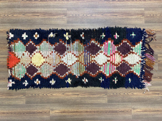 Tapis marocain tissé à la main noir étroit de petite taille 2x6, tapis berbères vintage à losanges usés.