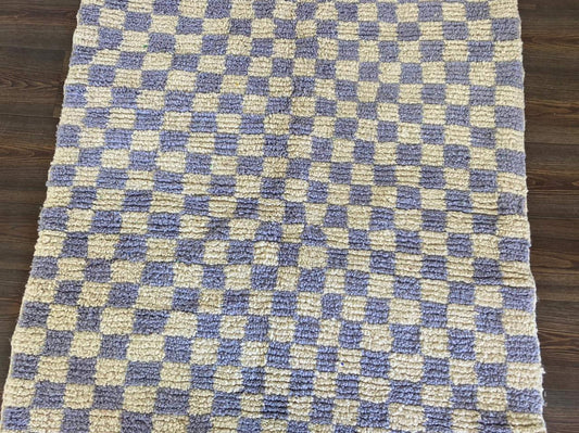 Tapis berbère marocain en laine à carreaux violet clair.