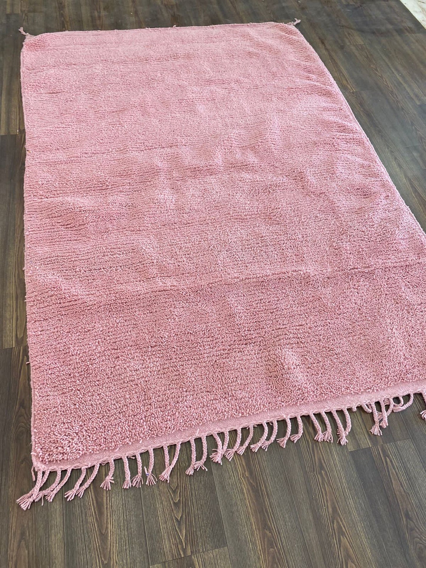 Tapis en laine solide rose berbère marocain personnalisé, tapis faits à la main pour le salon - Cadeau pour la maison.