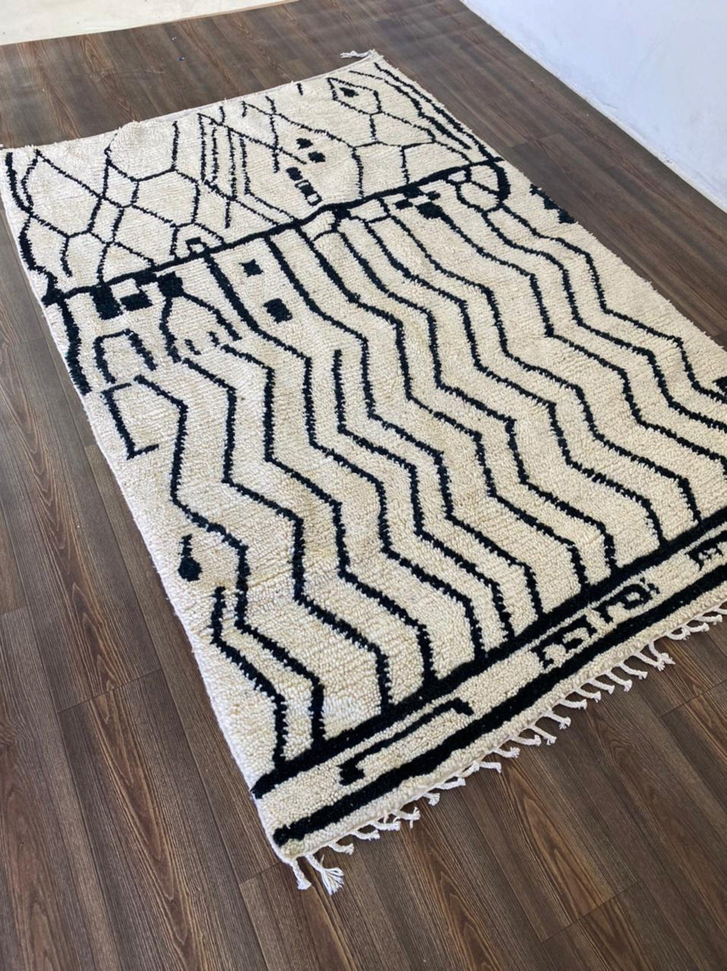 Tapis marocain fait main, tapis berbère beni ourain noir et blanc cassé.